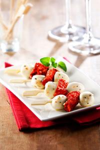 Tapas mozarella semi dried tomato